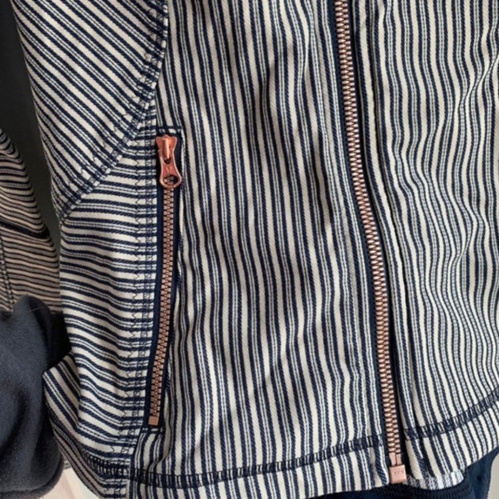 Lululemon Forme Jacket II *Textured - Picture 6 of 6